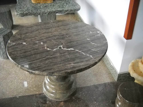 咖啡色石桌石凳